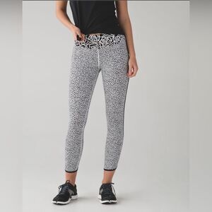LIKE NEW Lululemon Real Quick Tights Miss Mosaic White/Posey Black & White Sz 10